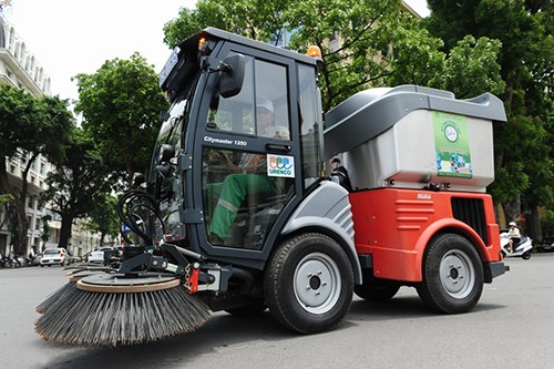 xe quét rác đường phố làm nhiệm vụ dọn dẹp đường xá