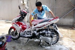 Rửa xe máy bằng gì tốt nhất