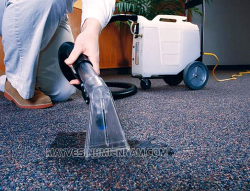 Máy giặt thảm phun hút giúp người dùng làm sạch thảm nhanh chóng