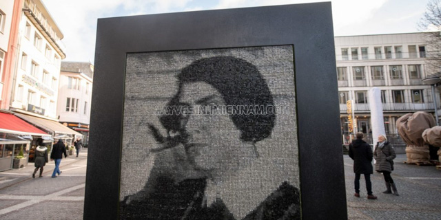 Bảng tưởng niệm dành cho bà ở thủ đô của Đức